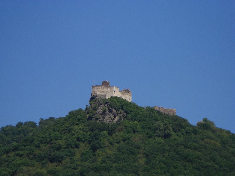 CIMG0140.JPG - Castle ruin in the Wqchau valley on the Danube